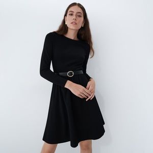 Mohito - Hladké šaty s opaskom - Čierna vyobraziť