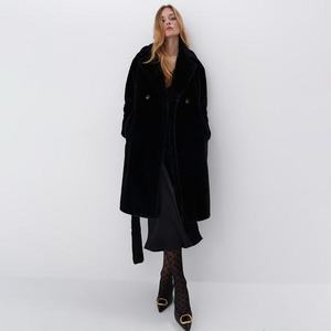 Čierny kožušinový kabát vyobraziť