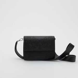 Reserved - Crossbody kabelka s reliéfnym vzorom - Čierna vyobraziť