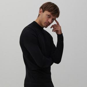 Reserved - Hladký sveter so stojačikom - Čierna vyobraziť