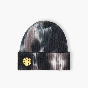 Cropp - Beanie čiapka Smiley® - Čierna vyobraziť