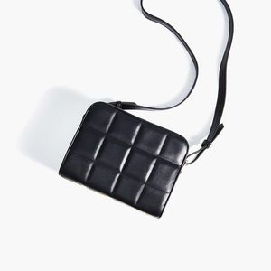 Cropp - Prešívaná crossbody kabelka - Čierna vyobraziť