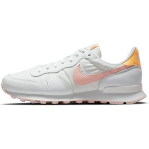 Nike Sportswear Nízke tenisky 'Internationalist' biela / pastelovo oranžová / oranžová vyobraziť