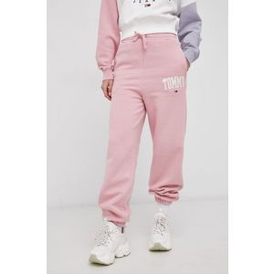 Nohavice Tommy Jeans dámske, ružová farba, s nášivkou vyobraziť