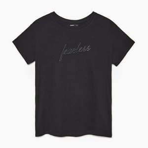 Cropp - Oversize tričko s výšivkou - Čierna vyobraziť