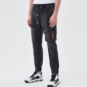 Cropp - Joggerové džínsy s cargo vreckami - Šedá vyobraziť