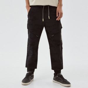 Cropp - Joggerové džínsy s cargo vreckami - Čierna vyobraziť
