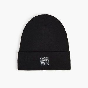 Cropp - Čiapka Beanie s nášivkou - Čierna vyobraziť