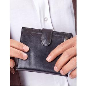 Čierna kožená peňaženka so zapínaním na pracku vyobraziť