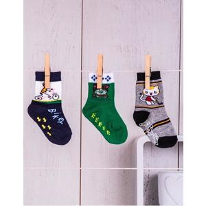 Tri balenia detských ponožiek s farebnými veselými protišmykovými potlačami vyobraziť