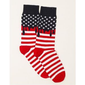 Pánske ponožky s bielymi a červenými pruhmi vyobraziť