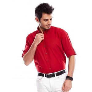 Pánska červená košeľa s vyhrnutými rukávmi vyobraziť