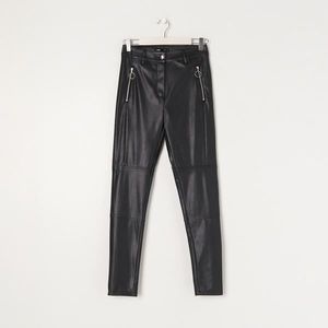 Sinsay - Nohavice slim fit z umelej kože - Čierna vyobraziť
