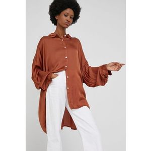 Hodvábna košeľa Answear Lab dámska, hnedá farba, voľný strih, s klasickým golierom vyobraziť