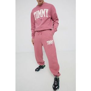 Nohavice Tommy Jeans pánske, ružová farba, s nášivkou vyobraziť