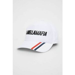 Bavlnená čiapka LaBellaMafia biela farba, s nášivkou vyobraziť