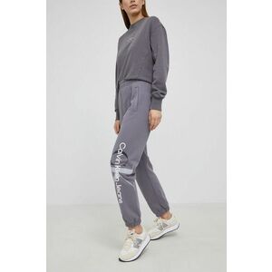 Bavlnené nohavice Calvin Klein Jeans dámske, šedá farba, s potlačou vyobraziť