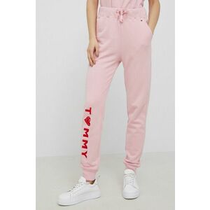 Bavlnené nohavice Tommy Hilfiger dámske, ružová farba, s nášivkou vyobraziť