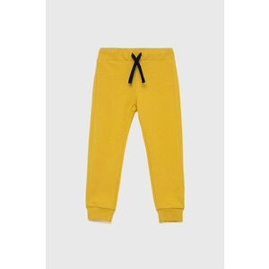 Detské bavlnené nohavice United Colors of Benetton žltá farba, s potlačou vyobraziť