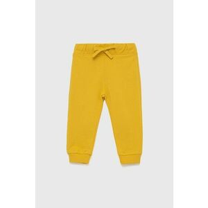 Detské bavlnené nohavice United Colors of Benetton žltá farba, s potlačou vyobraziť