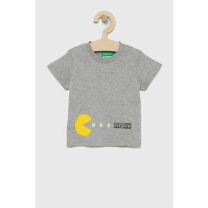 Detské bavlnené tričko United Colors of Benetton šedá farba, s potlačou vyobraziť