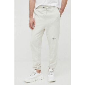 Bavlnené nohavice Calvin Klein Jeans pánske, béžová farba, jednofarebné vyobraziť