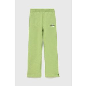 Detské bavlnené nohavice Calvin Klein Jeans zelená farba, s nášivkou vyobraziť