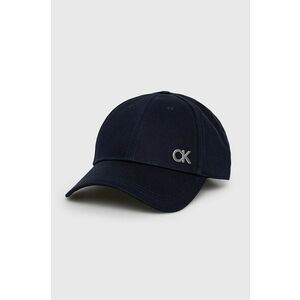 Bavlnená čiapka Calvin Klein tmavomodrá farba, s nášivkou vyobraziť
