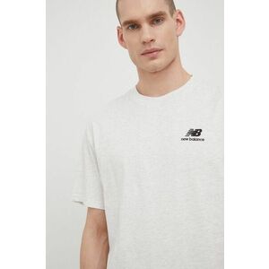 Bavlnené tričko New Balance UT21503SAH-SAH, šedá farba, s nášivkou vyobraziť