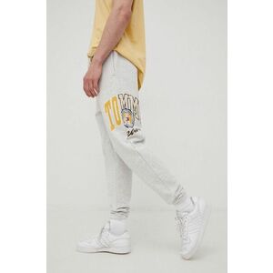 Bavlnené tepláky Tommy Jeans pánske, šedá farba, s potlačou vyobraziť