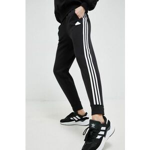 Tepláky adidas čierna farba, s nášivkou vyobraziť