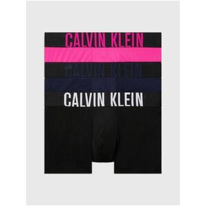 Súprava troch pánskych boxeriek v čiernej, ružovej a tmavo modrej farbe Calvin Klein Underwear vyobraziť