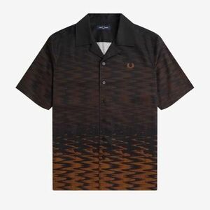 Tričká a polokošele Fred Perry WAVE GRAPHIC REVERE COLLAR vyobraziť